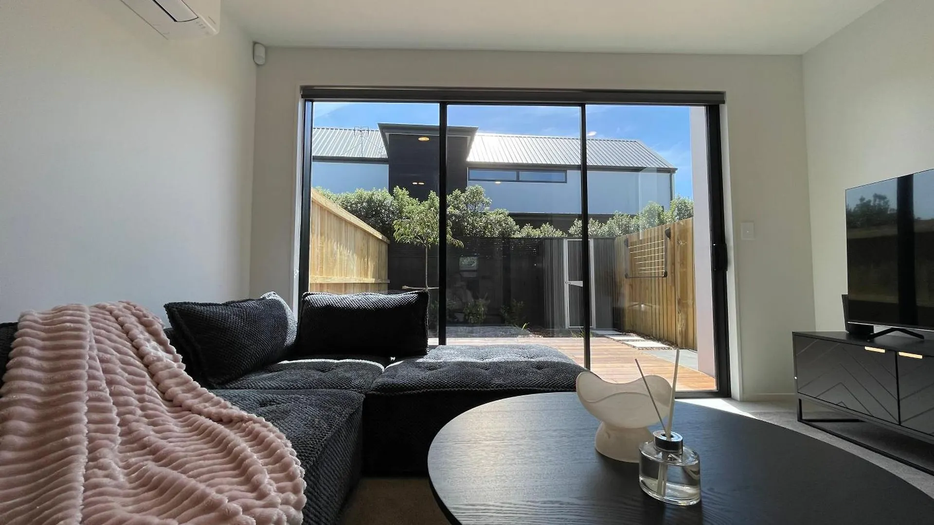 Luxury 2 Bedroom Townhouse Opposite Merivale Mall contacts