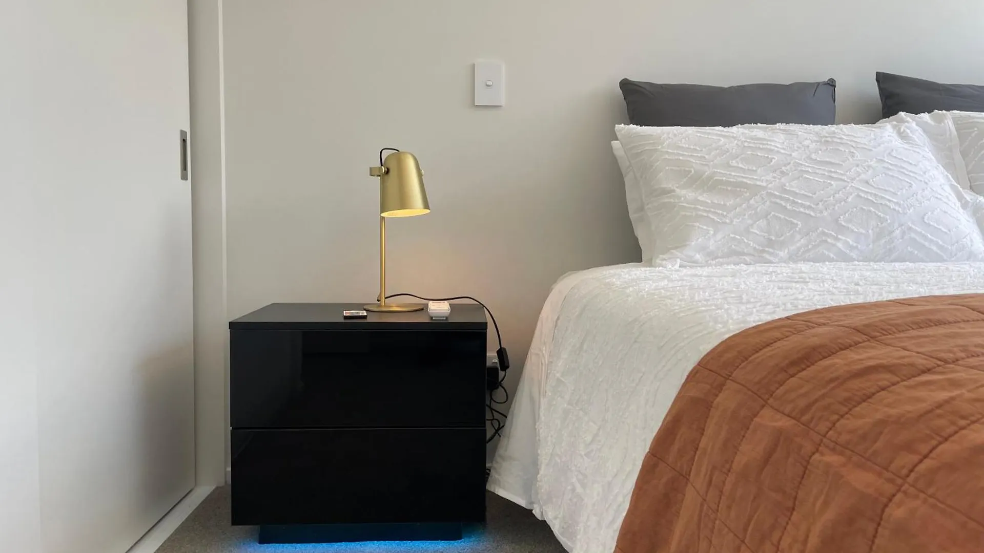 Luxury 2 Bedroom Townhouse Opposite Merivale Mall Christchurch Apartment