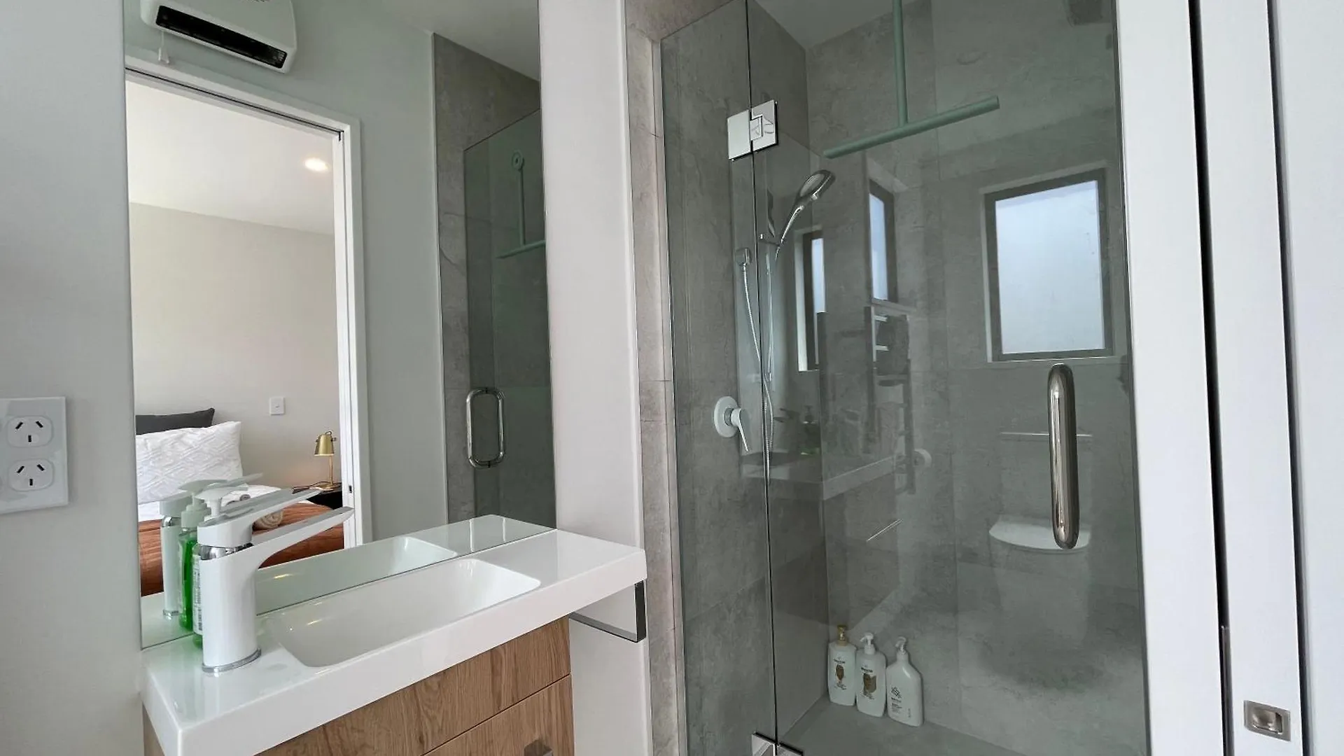 Apartment Luxury 2 Bedroom Townhouse Opposite Merivale Mall Christchurch New Zealand