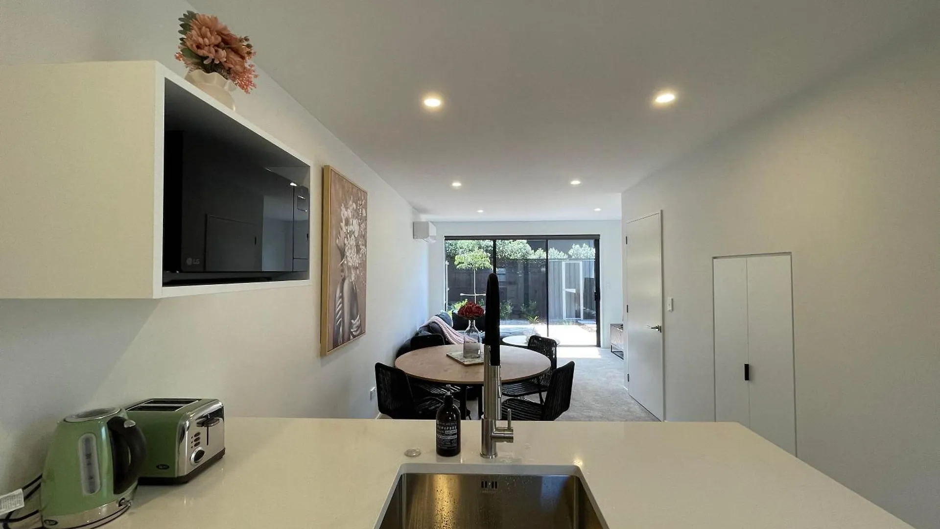 Apartment Luxury 2 Bedroom Townhouse Opposite Merivale Mall Christchurch New Zealand