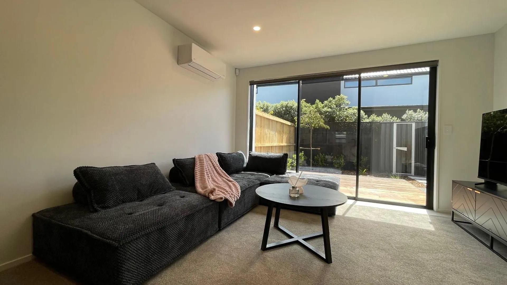 Luxury 2 Bedroom Townhouse Opposite Merivale Mall Christchurch Apartment