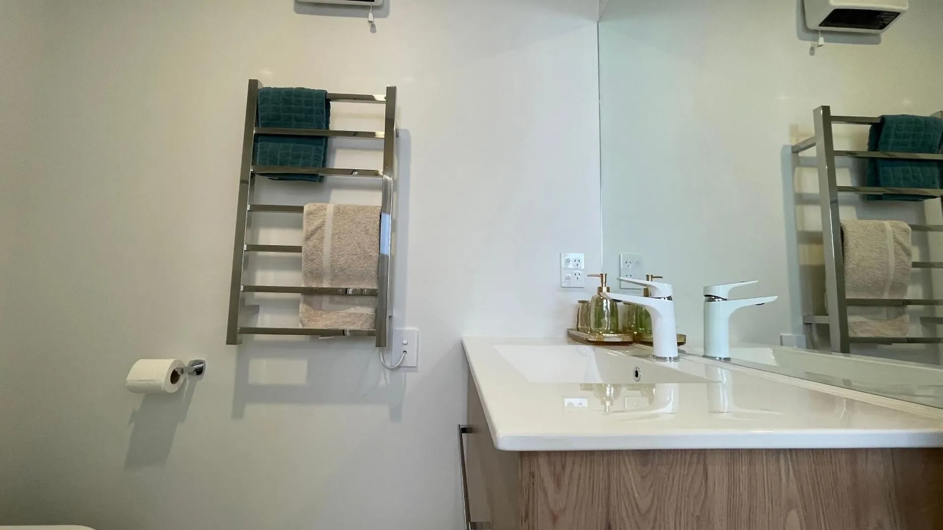 Luxury 2 Bedroom Townhouse Opposite Merivale Mall Christchurch New Zealand