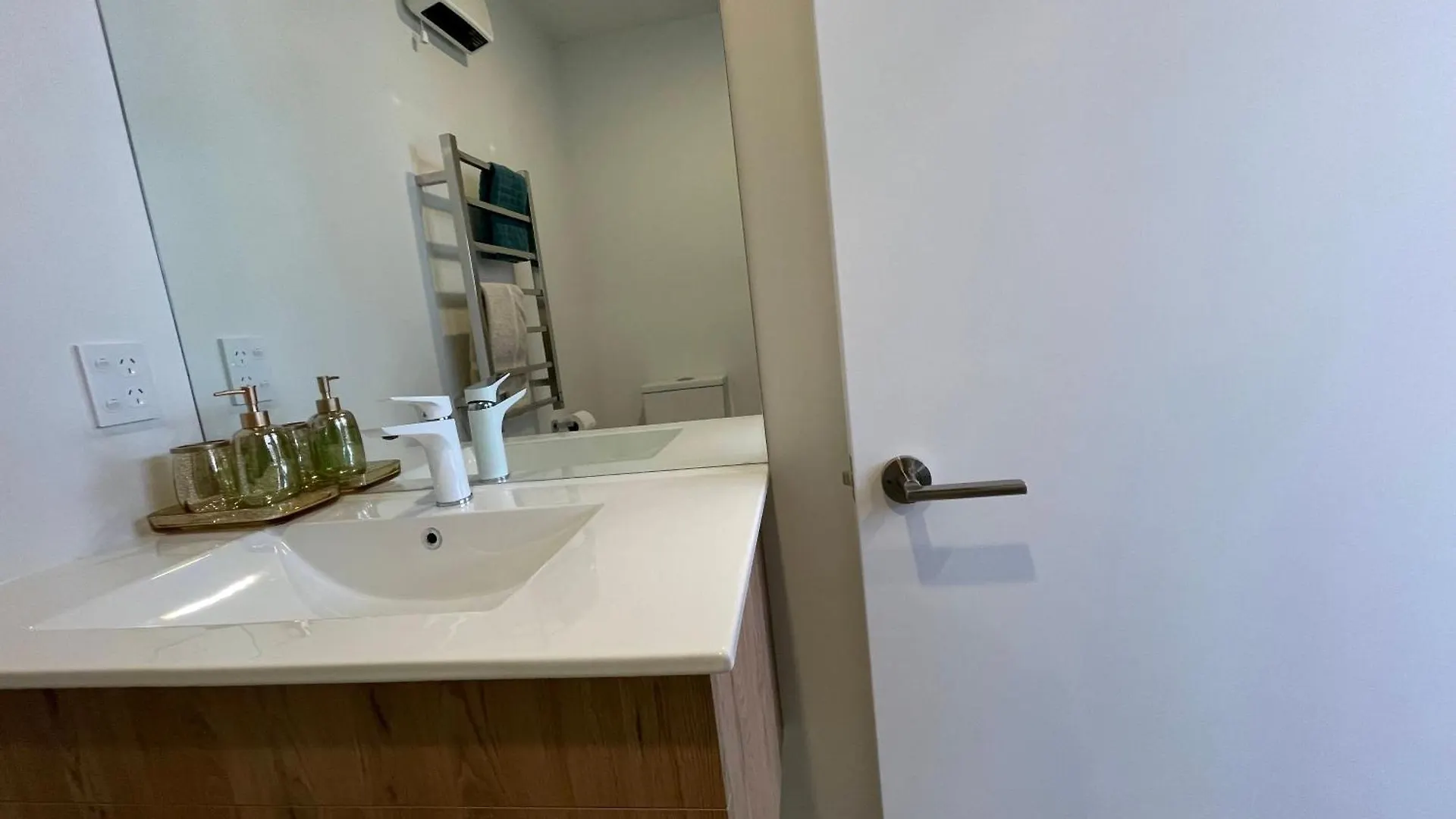 Luxury 2 Bedroom Townhouse Opposite Merivale Mall Christchurch Apartment