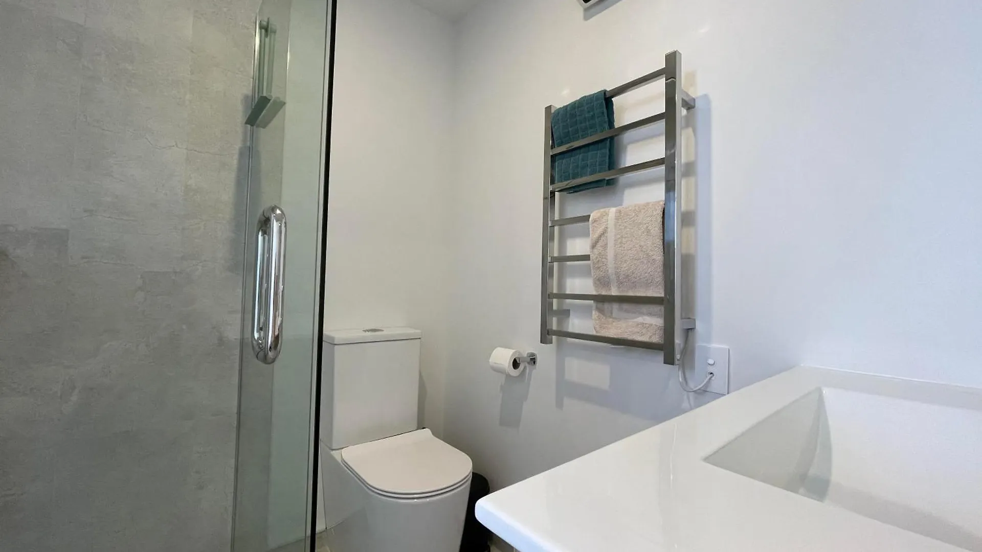 Luxury 2 Bedroom Townhouse Opposite Merivale Mall Christchurch