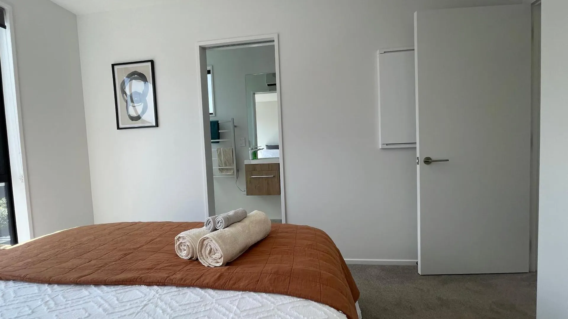 Luxury 2 Bedroom Townhouse Opposite Merivale Mall Christchurch New Zealand