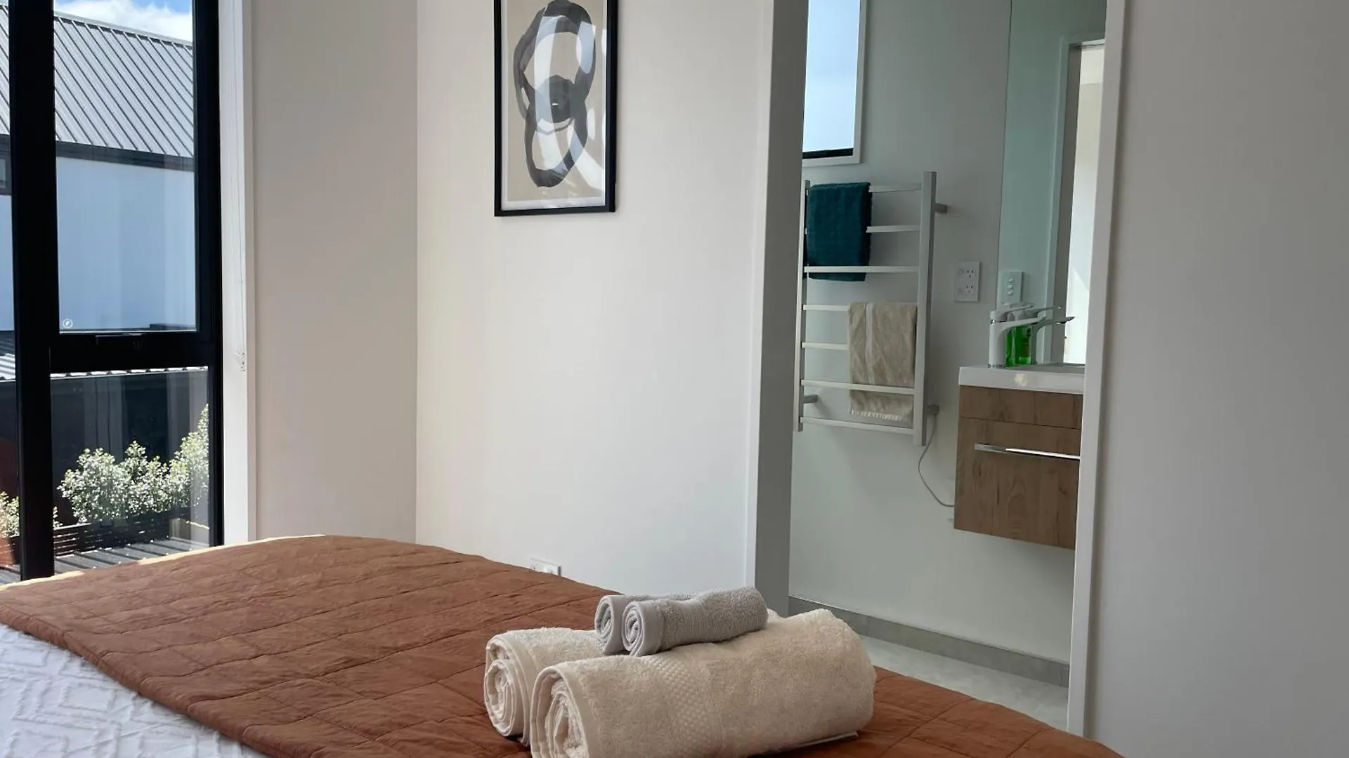 Luxury 2 Bedroom Townhouse Opposite Merivale Mall Christchurch New Zealand