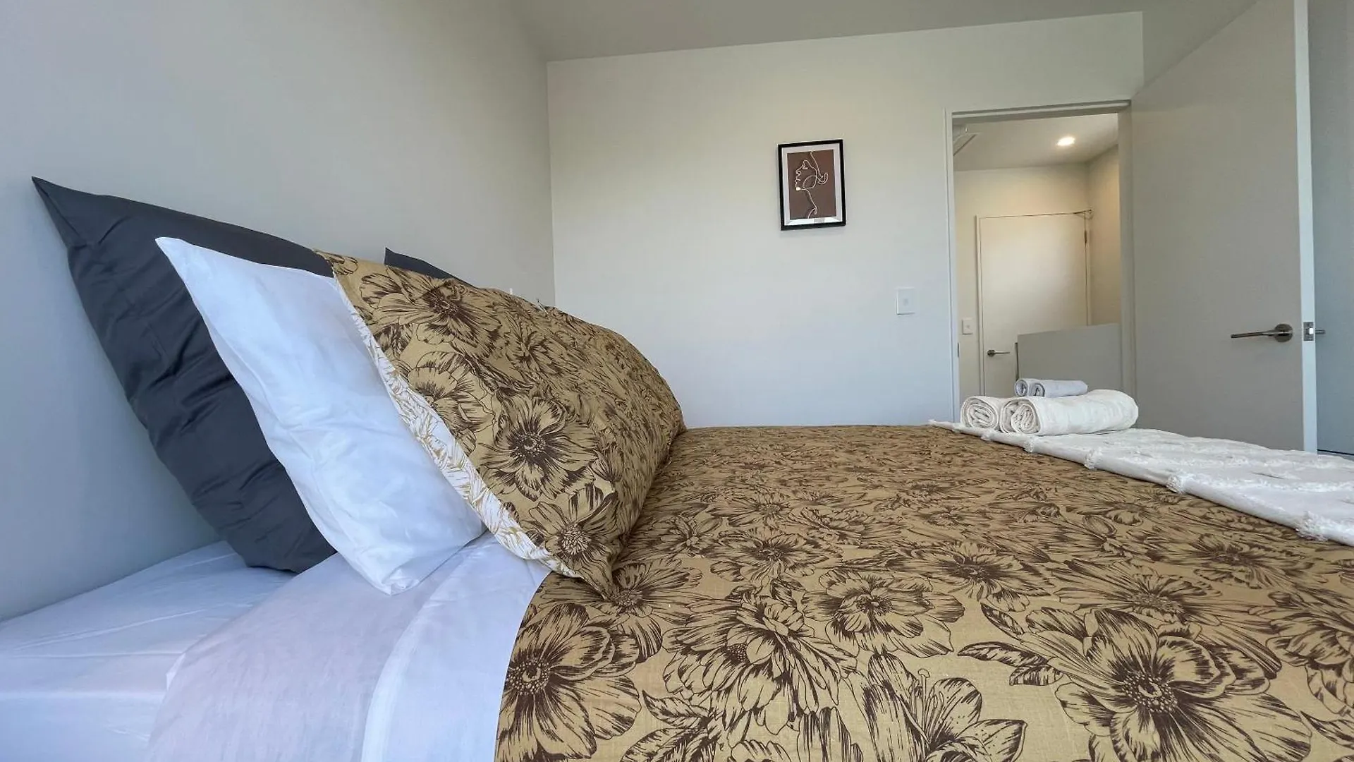 Apartment Luxury 2 Bedroom Townhouse Opposite Merivale Mall Christchurch New Zealand
