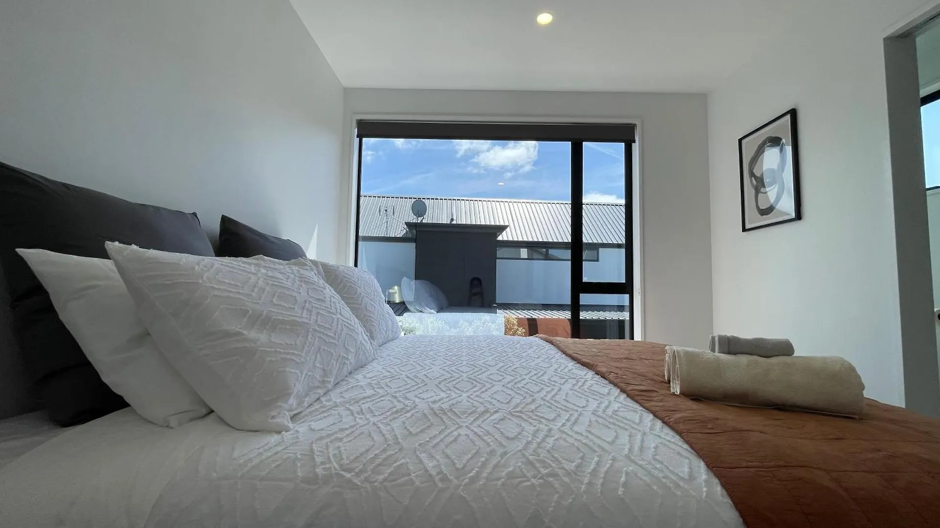 Luxury 2 Bedroom Townhouse Opposite Merivale Mall Christchurch