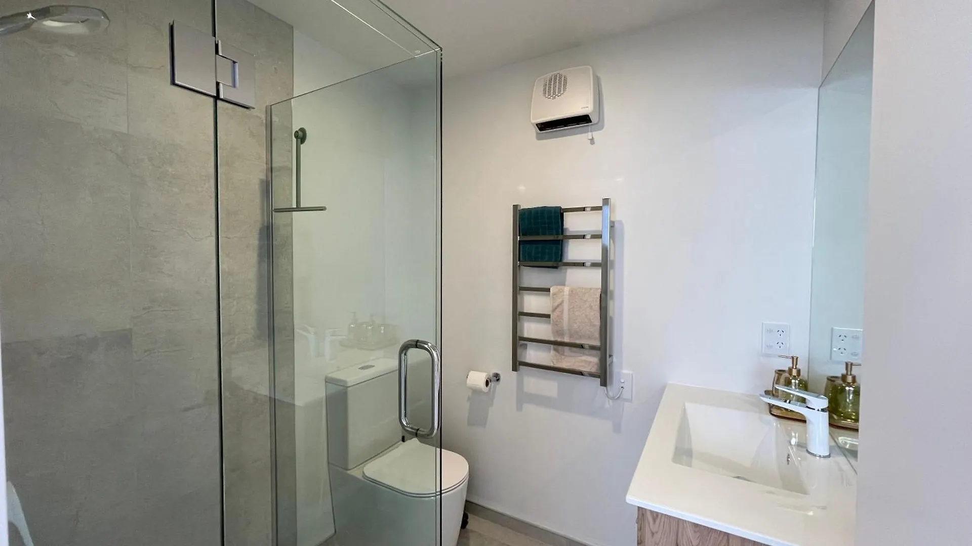 Luxury 2 Bedroom Townhouse Opposite Merivale Mall Christchurch 0*,  New Zealand